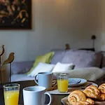 Prime Location, Bright & Cozy Апартаменты