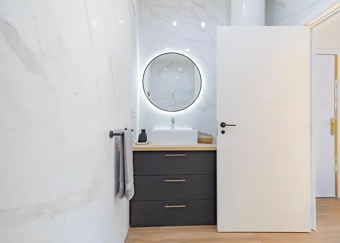 Prime Location, Bright & Cozy